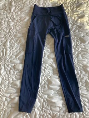 FIGS Women's High Waisted Seville Scrub Leggings navy blue